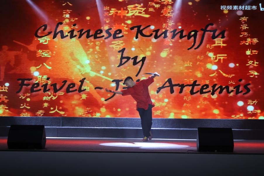 恩星學(xué)校中學(xué)部學(xué)生表演武術(shù)。哈山努丁大學(xué)孔子學(xué)院供圖